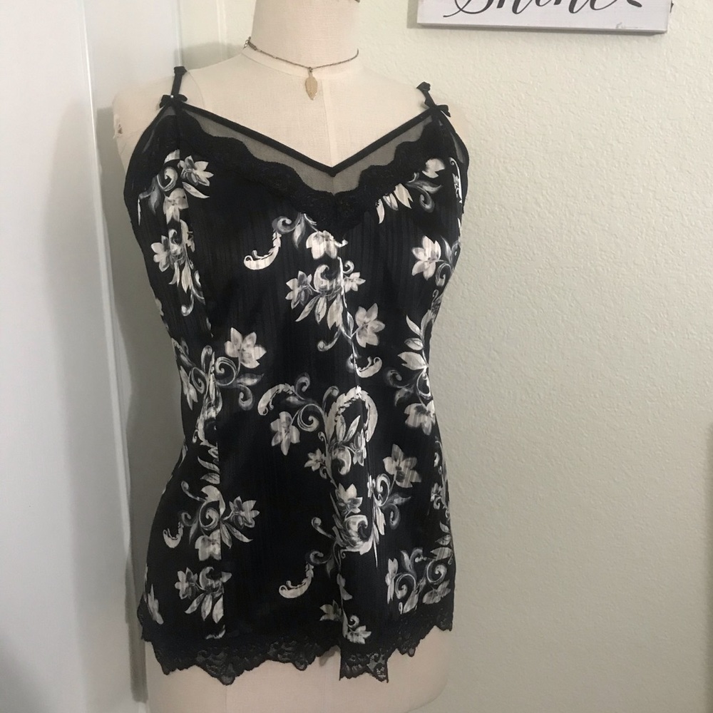 🖤 black and white top with lace and cute design🖤